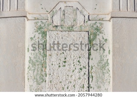 Photo texture of old building facade with cracks and worn paint.