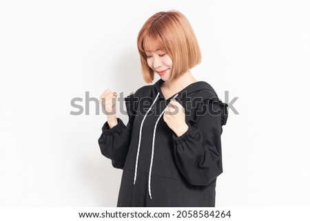 A woman in casual clothes doing a guts pose