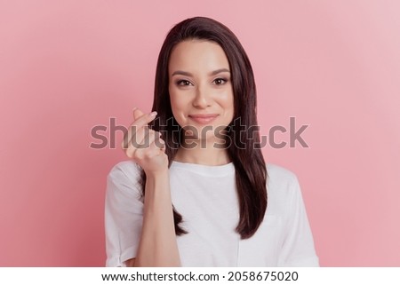 Photo of young attractive girl good mood show fingers money cah conecpt isolated over pink color background