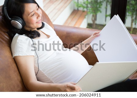 Pregnant woman listen to the music for relaxing