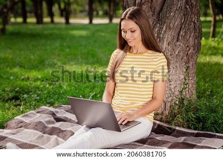 Photo portrait woman browsing internet with laptop working remotely on new project from city park