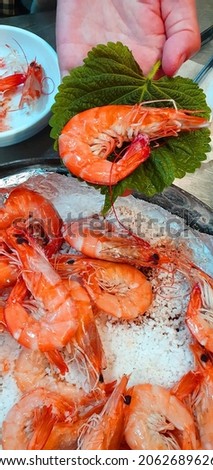 It's a picture of shrimp and shellfish in Korea.