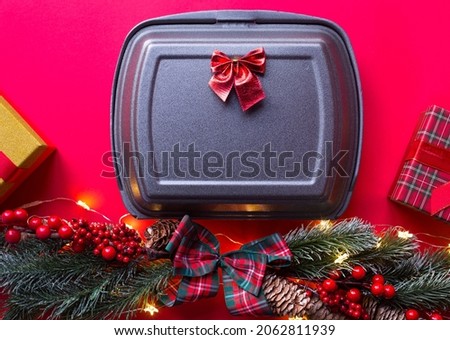Christmas decor of food delivery service containers. New year's eve promotion. Ready-made hot order, disposable plastic and paper packaging. Work on public holidays catering. Copy space, mock up
