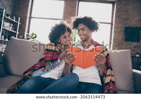 Photo portrait couple spending free time together smiling reading book covered checkered blanket Royalty-Free Stock Photo #2063154473