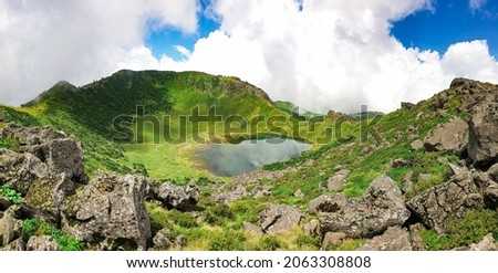 It is a crater of Hallasan Mountain in Jeju Island, South Korea, and its name is Baenglokdam.
The harmony between the blue sky, white clouds and green leaves and the pond is beautiful.