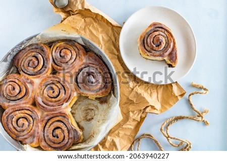 cinnamon rolls in round baking baker