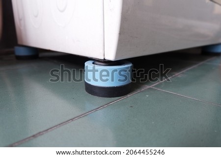 The rubber pad attached to the corner of the washing machine base serves to muffle the sound and movement of the washing machine.