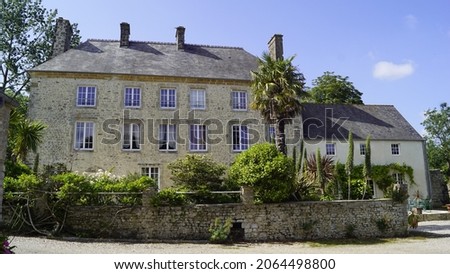 On this picture we see the 'Manoir de Savigny' located near Valognes. This mansion is build with a large beautiful garden en the sun shines brightly and the blue sky gives a nice touch...