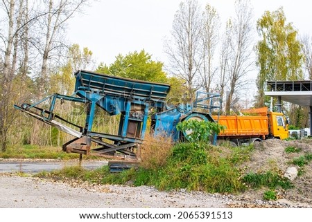 mobile crusher, stone mill with vibrating screen and feeder