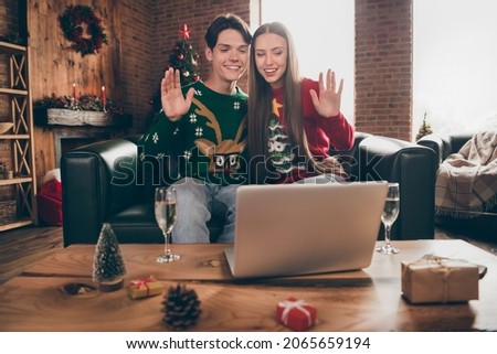 Photo portrait young couple spending time together talking on video connection waving hand happy on sofa Royalty-Free Stock Photo #2065659194