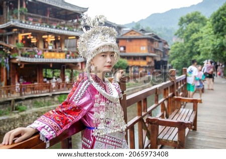 Beautiful Chinese minority girls wear traditional costumes