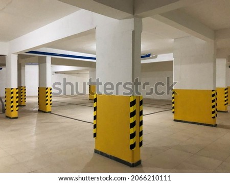 Parking spaces with signposted columns