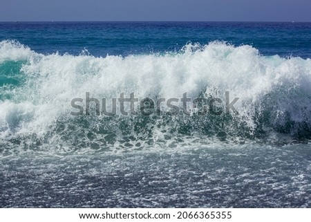 picture of the vulcanic black sand beach and waves