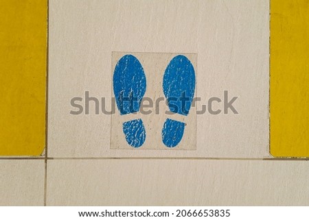 foot step sign in blue and yellow color 