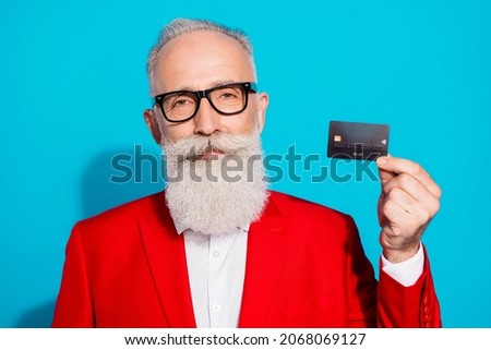 Photo portrait aged man in glasses keeping bank card serious isolated bright blue color background