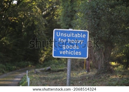 Warning sign on a country lane that it is unsuitable for heavy goods vehicles