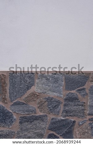 Stone wall with mixed size stones and different shapes