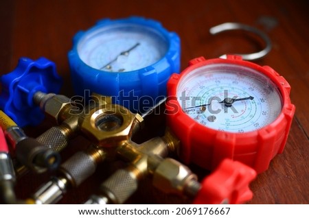 close up photo of manifold gauge