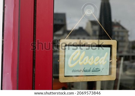 closed come back later boutique text sign board wood on windows shop restaurant cafe store signboard