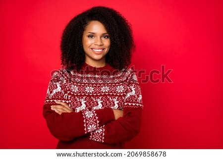 Photo portrait smiling girl happy in red sweater smiling with crossed hands confident isolated vivid red color background