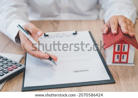 Salesperson Holding house keys concept, house keys for new house, new house purchase	

