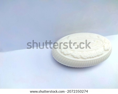 The white body soap is flowered in bath, thus cleaning and perfumed. With white beckground