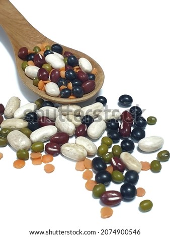 Organic 5 colors bean: black bean,red bean,green bean,white bean and red lentil bean on wooden spoon and isolated on white background with copy space. healthy eating graina. superfood and clean food.