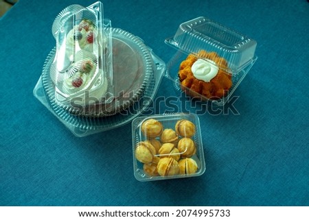 disposable plastic packaging for confectionery desserts and cakes