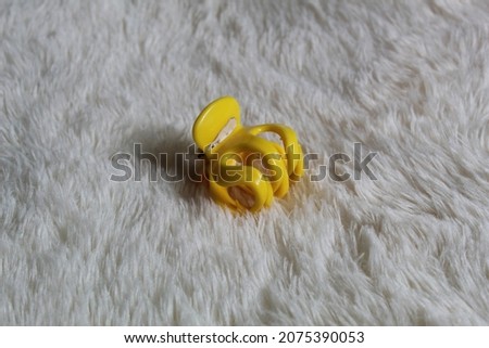 photo of yellow hair clips on a fleece blanket