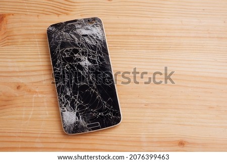Smartphone with shattered screen Cannot be used on wooden floors