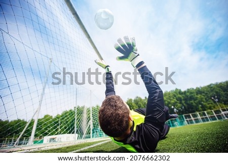 Goalkeeper soccer man didnt catch ball after penalty.
