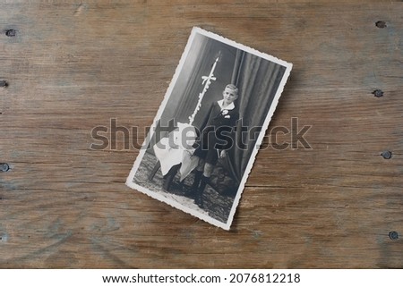 old vintage monochrome photograph in sepia color is scattered on a wooden table, the concept of genealogy, the memory of ancestors, family ties, memories of childhood