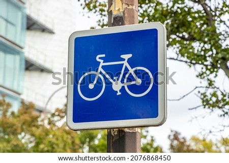 French road sign designating a track or a lane compulsory for cycles without sidecar or trailer