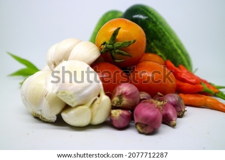 PICTURE OF GARLIC, ONION, TOMATO AND CHILLI WITH GARLIC BACKGROUND