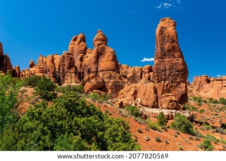 Arches National Park lies north of Moab in the state of Utah. Bordered by the Colorado River in the southeast, it’s known as the site of more than 2,000 natural sandstone arches.