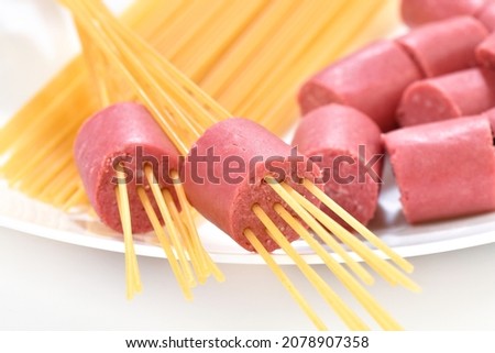 Lifehack; Spaghetti used as skewers with hot dog