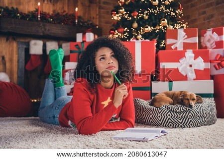 Full body photo of young african woman thoughtful write plan present box decor animal winter holiday indoors