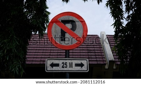 Traffic signs are prohibited from parking with a distance of 25 meters left and right