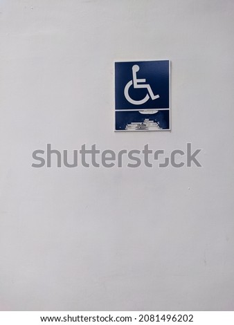 paths for persons with disabilities, signs, posters, notices.
