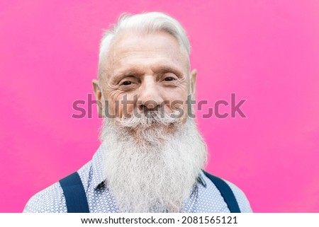 Portrait of happy hipster senior man smiling on camera - Focus in face