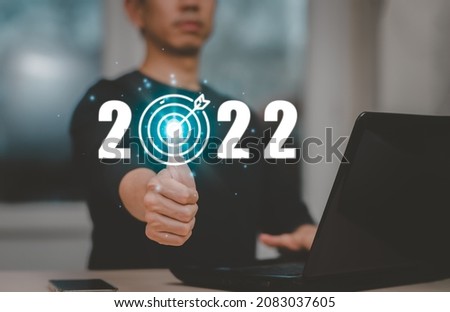 Business showing thumbs up and target with number new year2022, innovative idea of ​​inspiration from online technology, Changes in new planning, Business growth, ideas and perspectives.