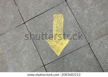 arrow sign on rough wall background texture