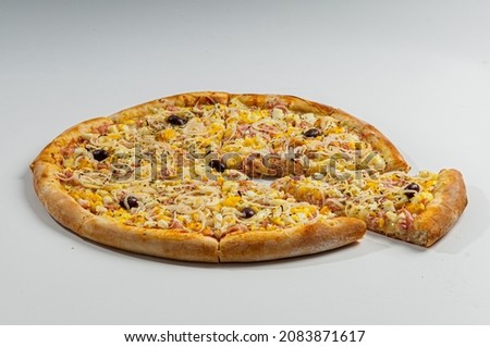 Traditional Portuguese-flavored Pizza, with tomato sauce, mozzarella, eggs, onion, oregano and olives.