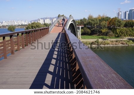 This is a pedestrian bridge that allows access to Seonyudo Park.