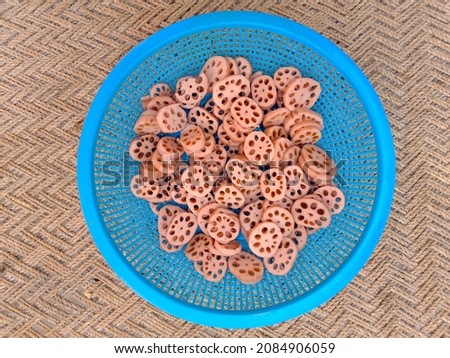 Edible Lotus Root is known for its crunchy texture and slightly sweet taste. It is a versatile vegetable and food connoisseurs across the world vouch for this vegetable that can be steamed, deep-fried