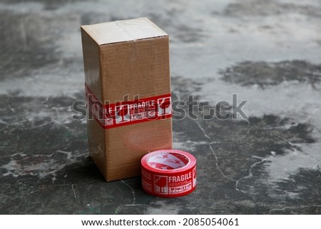 Packages are packaged in bubble wrap and cardboard with Fragile stickers