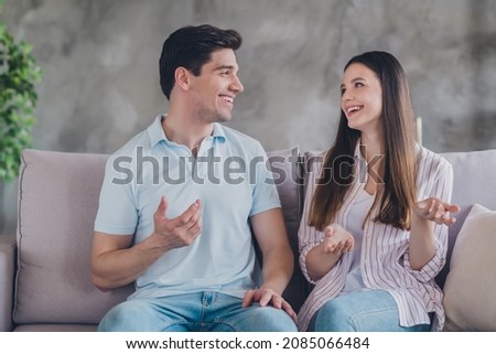 Photo of two funny positive people friends enjoy talk wear casual outfit in comfortable apartment home indoors