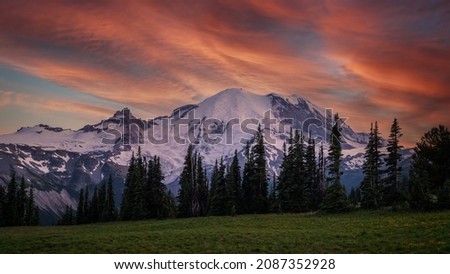 Mount Rainier National Park Sunset mountain views Royalty-Free Stock Photo #2087352928