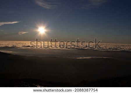 The Mulhacén at dawn with a sea of clouds below