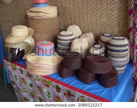 Hats and baskets made of “purun”, traditional handicrafts typical of the “banjar” tribe
